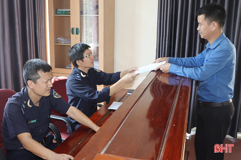 Cán bộ Chi cục Hải quan Cửa khẩu cảng Xuân Hải hỗ trợ doanh nghiệp mở tờ khai thông quan. bqbht_br_4942.jpg