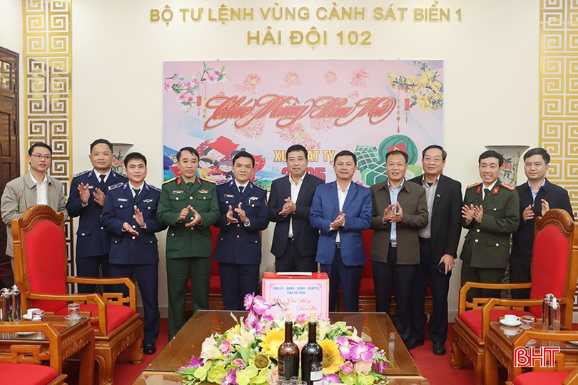 Lãnh đạo tỉnh chúc tết CBCS thuộc Hải đội 102 ở huyện Nghi Xuân. bqbht_br_4.jpg