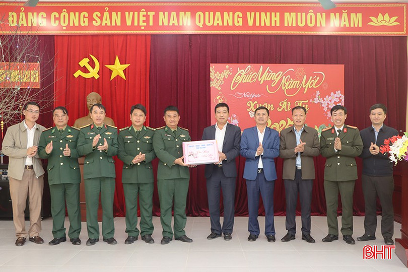 Lãnh đạo tỉnh tặng quà tết cho cán bộ, chiến sỹ Đồn Biên phòng Lạch Kèn... bqbht_br_2-4292.jpg