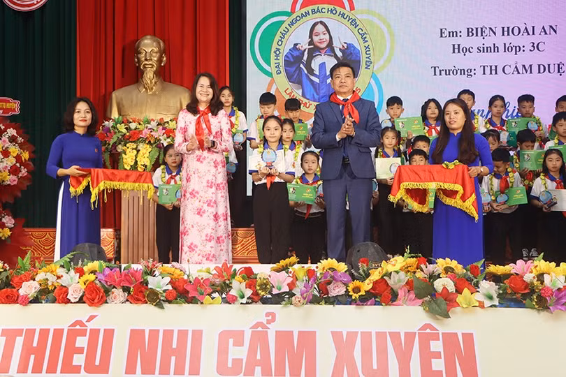 ...trao biểu trưng và chứng nhận Cháu ngoan Bác Hồ cho các đội viên tiêu biểu.