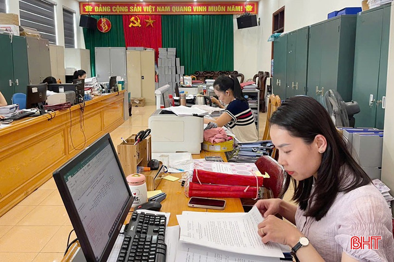 Cán bộ Phòng Nghiệp vụ 1, KBNN khu vực XII tiếp nhận và giải quyết hồ sơ giải ngân vốn đầu tư công qua hệ thống dịch vụ công trực tuyến của ngành. bqbht_br_2.jpg