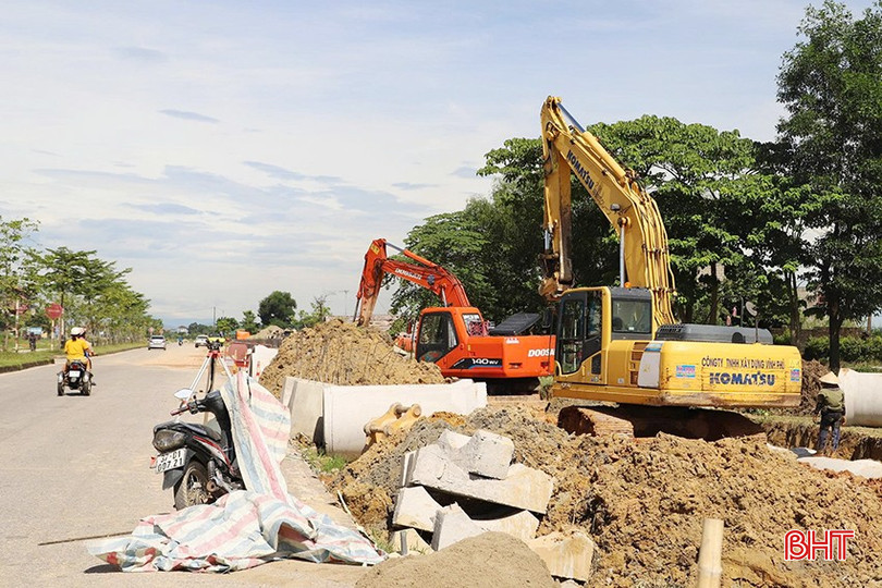 KBNN khu vực XII chủ động nắm bắt các vướng mắc, khó khăn của các chủ đầu tư để tham mưu UBND tỉnh có biện pháp tháo gỡ, đẩy nhanh tiến độ giải ngân vốn đầu tư công. (Trong ảnh: Thi công dự án mở rộng, nâng cấp đường Ngô Quyền, phường Trần Phú). bqbht_br_0989.jpg