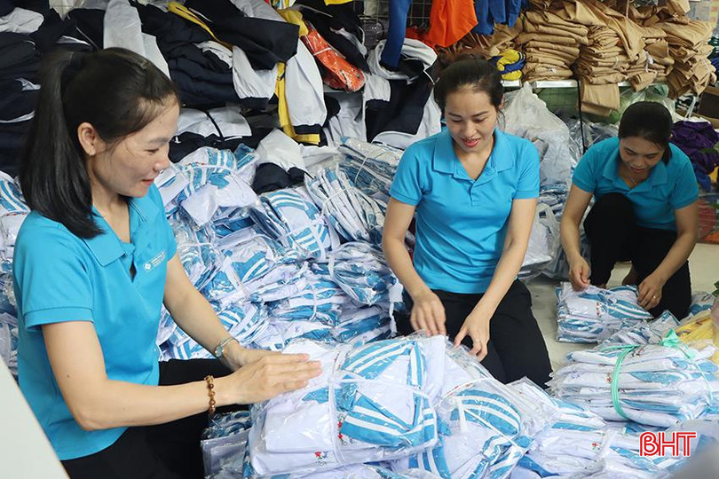 Công nhân Công ty TNHH Sản xuất kinh doanh JiBi Việt Nam tất bật soạn hàng để trả đơn cho các trường học trên địa bàn Hà Tĩnh. 4.jpg