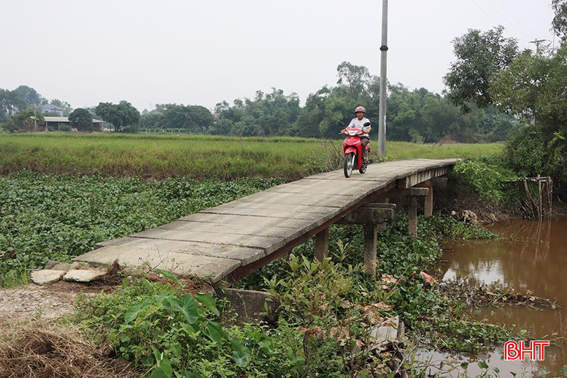 Cầu số 2 bắc qua sông Sóc được xây dựng cách đây khoảng 30 năm, hiện đã xuống cấp. bqbht_br_5621.jpg
