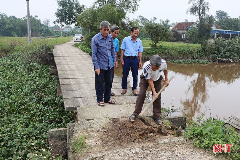 Đầu cầu số 2 bị sụt lún, người dân phải đắp đất để có thể lưu thông. bqbht_br_5603.jpg