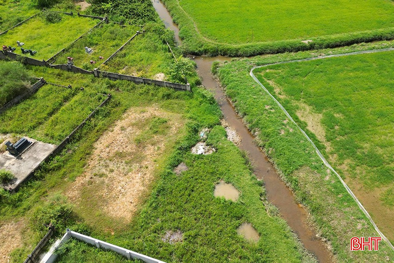 Khu vực chôn lợn bị dịch tả châu Phi của rìa sau Nghĩa trang Nhà Trơn của thôn Hoa Ích Lâm, xã Đức Thịnh nhưng không có biển cảnh báo. bqbht_br_1.jpg