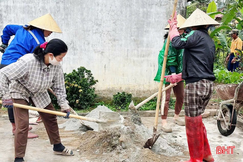 Người dân thôn Vĩnh Phú, xã Cẩm Quan tham gia xây dựng NTM. bqbht_br_4.jpg