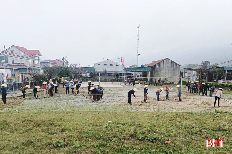 Đông đảo người dân xã Cẩm Lĩnh ra quân xây dựng NTM. bqbht_br_0.jpg