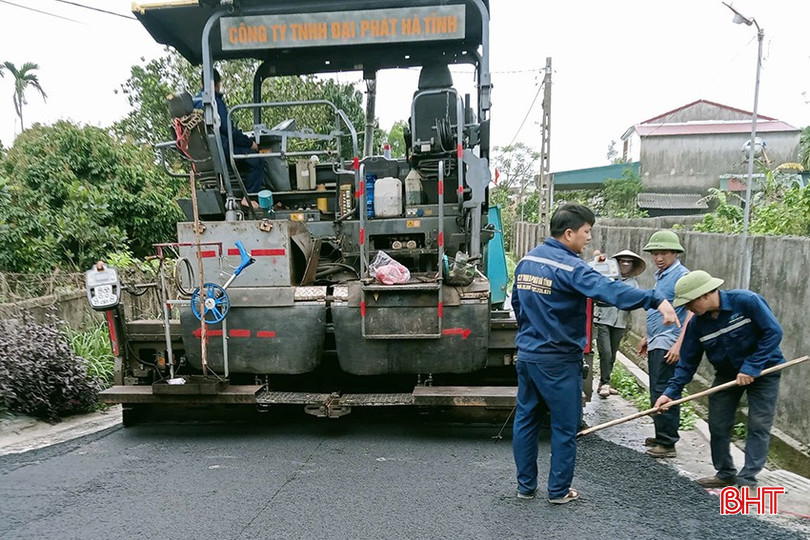 Thị trấn Cẩm Xuyên thi công thảm đường. bqbht_br_2.jpg