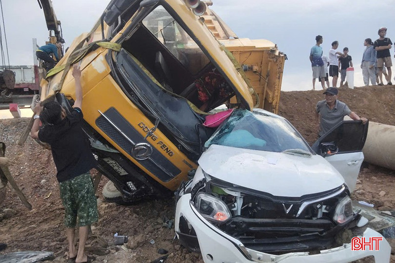 Hai phương tiện bị hư hỏng nặng sau vụ tai nạn. bqbht_br_12q11212.jpg