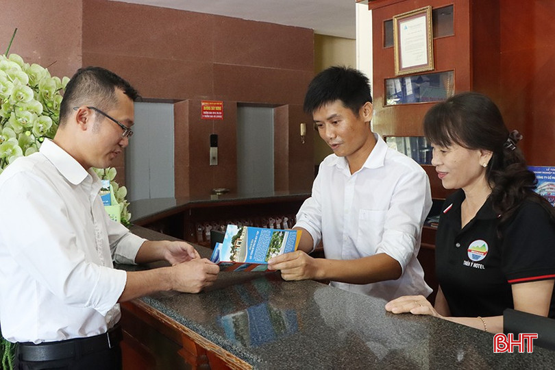 Nhân viên Khách sạn Thiên Ý (Khu du lịch Thiên Cầm) giới thiệu về các tour, tuyến du lịch trên địa bàn cho du khách. 1022.jpg