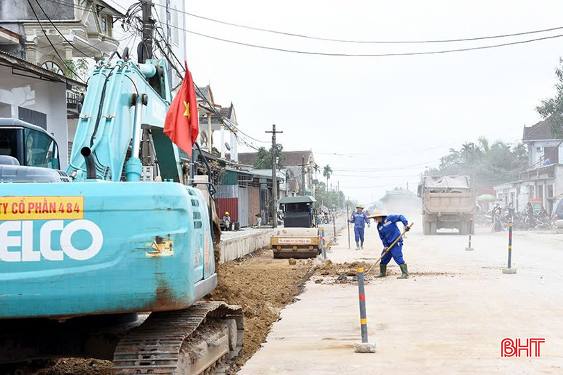 Thi công nền đường Quốc lộ 8C đoạn qua thị trấn Cẩm Xuyên. bqbht_br_z6414619769604-46f01476ec411c2097e0c3add0d77441.jpg