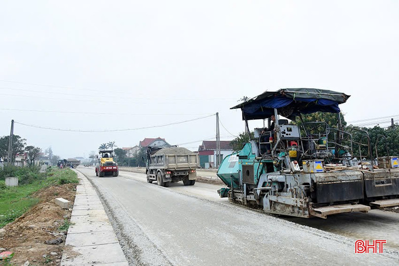 Công ty CP Tư vấn và Xây dựng Biển Đông thi công rải đá base mặt đường đoạn qua thị trấn Thiên Cầm. bqbht_br_z6414619769470-8f0908a1c9dbc1c0f5fc58a5fe48ba33.jpg