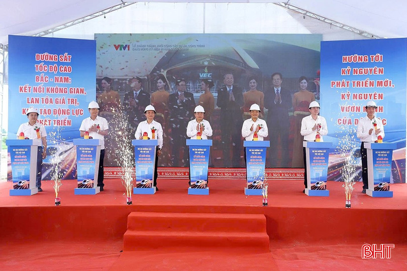 Các đồng chí lãnh đạo tỉnh thực hiện nghi thức khởi công khu tái định cư đầu tiên của dự án đường sắt tốc độ cao Bắc - Nam đoạn qua Hà Tĩnh tại TDP Liên Vinh, phường Hà Huy Tập. (Ảnh: Văn Đức). bqbht_br_a2.jpg