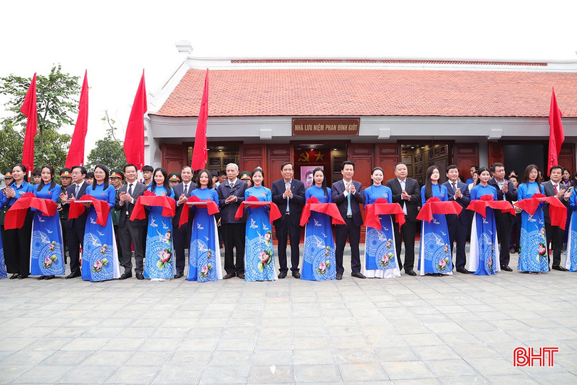 Các đại biểu cắt băng khánh thành công trình. bqbht_br_9552.jpg