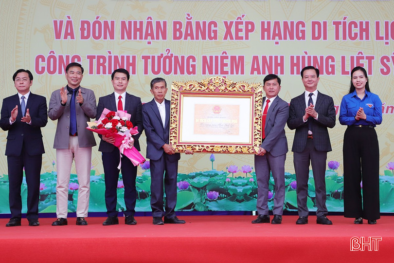 Lãnh đạo tỉnh Hà Tĩnh trao bằng xếp hạng di tích lịch sử cấp tỉnh Nhà tưởng niệm Anh hùng liệt sỹ Phan Đình Giót cho chính quyền địa phương. bqbht_br_9490.jpg