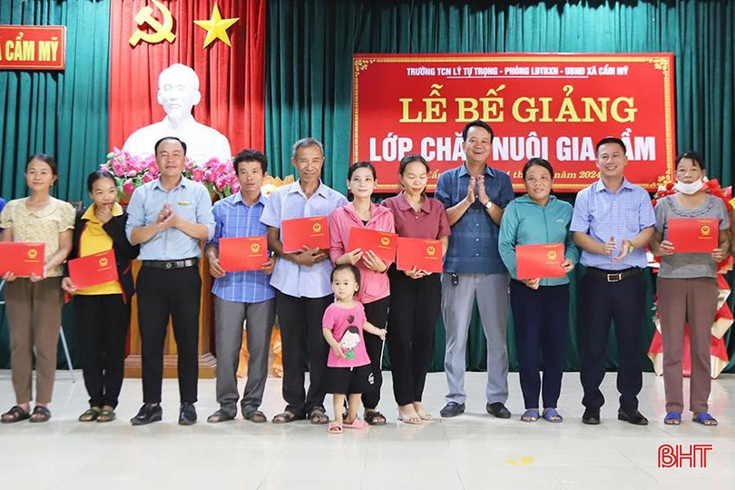 Bế giảng lớp chăn nuôi gia cầm cho hộ nghèo ở xã Cẩm Mỹ. 7021-33.jpg