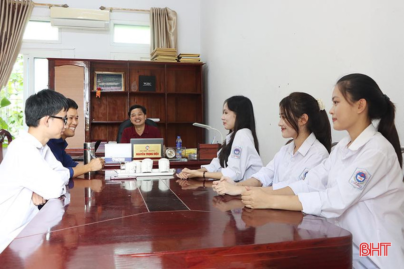 Nhà trường gặp mặt các học sinh đạt kết quả cao ngay sau khi công bố kết quả kỳ thi tốt nghiệp THPT. 7496.jpg