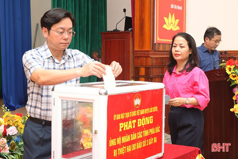 Lãnh đạo huyện Cẩm Xuyên quyên góp, ủng hộ Nhân dân các tỉnh phía Bắc bị thiệt hại do bão số 3. Lãnh đạo huyện Cẩm Xuyên quyên góp, ủng hộ Nhân dân các tỉnh phía Bắc bị thiệt hại do bão số 3.