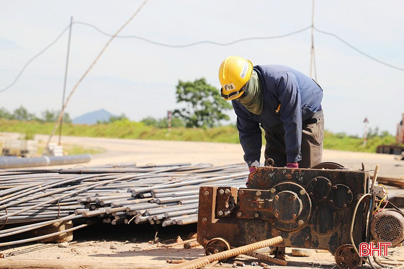Tranh thủ những ngày nắng, các nhà thầu tăng ca, tăng kíp để đẩy nhanh tiến độ thi công. bqbht_br_7.jpg