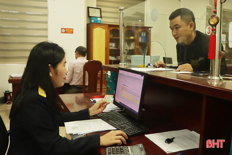 Cán bộ thuế Hà Tĩnh hỗ trợ người nộp thuế thực hiện thủ tục hành chính. bqbht_br_4.jpg