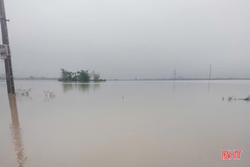 Tại xã Cẩm Lạc, mực nước đo được ở hồ sông Rác đạt 24,22/23,2m, dung tích hiện đạt 100% thiết kế (124,5 triệu m3). Hiện nay, tràn đập Win (thuộc thôn Hà Văn) của hồ sông Rác đang ngập sâu trên 2m. Để đảm bảo an toàn cho người dân, UBND xã Cẩm Lạc đã cắm biển cảnh báo. Ngoài điểm tràn đập Win, trên địa bàn xã Cẩm Lạc còn có 2 điểm, bao gồm: ĐH 128 (thôn Trung Sơn - đường lên cơ sở 2 của Trại giam Xuân Hà), cầu Đẹng (thôn An Sơn) cũng đang bị ngập sâu. Hiện nay, địa phương cũng đã cắm biển cảnh báo. Tại xã Cẩm Lạc, mực nước đo được ở hồ sông Rác đạt 24,22/23,2m, dung tích hiện đạt 100% thiết kế (124,5 triệu m3). Hiện nay, tràn đập Win (thuộc thôn Hà Văn) của hồ sông Rác đang ngập sâu trên 2m. Để đảm bảo an toàn cho người dân, UBND xã Cẩm Lạc đã cắm biển cảnh báo. Ngoài điểm tràn đập Win, trên địa bàn xã Cẩm Lạc còn có 2 điểm, bao gồm: ĐH 128 (thôn Trung Sơn - đường lên cơ sở 2 của Trại giam Xuân Hà), cầu Đẹng (thôn An Sơn) cũng đang bị ngập sâu. Hiện nay, địa phương cũng đã cắm biển cảnh báo.