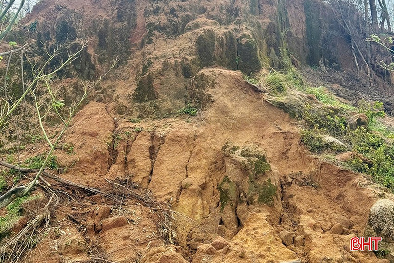 Ông Trần Viết Chiến - Chủ tịch UBND xã Cẩm Trung cho biết: “Tuyến đường tuần tra ven biển hiện có 6 điểm sạt lở hết sức nguy hiểm. Do kết cấu địa chất yếu nên chỉ cần mưa lớn kéo dài là các điểm này lại bị sạt lở. Hiện nay, địa phương đã có công văn gửi các sở, ngành chuyên môn kiểm tra, hỗ trợ địa phương phương án khắc phục”. Ông Trần Viết Chiến - Chủ tịch UBND xã Cẩm Trung cho biết: “Tuyến đường tuần tra ven biển hiện có 6 điểm sạt lở hết sức nguy hiểm. Do kết cấu địa chất yếu nên chỉ cần mưa lớn kéo dài là các điểm này lại bị sạt lở. Hiện nay, địa phương đã có công văn gửi các sở, ngành chuyên môn kiểm tra, hỗ trợ địa phương phương án khắc phục”.
