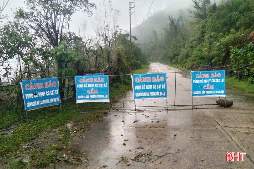 Tại xã Cẩm Trung, ngay trong sáng nay, chính quyền địa phương đã huy động lực lượng tiến hành cắm biển cấm, cấm lưu thông tại khu vực tuyến đường tuần tra ven biển vì có nguy cơ sạt lở cao. Tại xã Cẩm Trung, ngay trong sáng nay, chính quyền địa phương đã huy động lực lượng tiến hành cắm biển cấm, cấm lưu thông tại khu vực tuyến đường tuần tra ven biển vì có nguy cơ sạt lở cao.