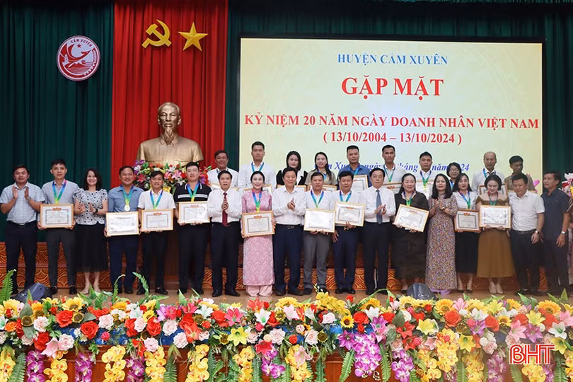 Cẩm Xuyên vinh danh 20 doanh nghiệp, HTX tiêu biểu có thành tích xuất sắc trong hoạt động sản xuất – kinh doanh.