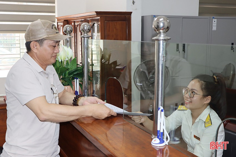Cán bộ ngành Thuế Hà Tĩnh tăng cường hỗ trợ người nộp thuế. 0918-2917.jpg