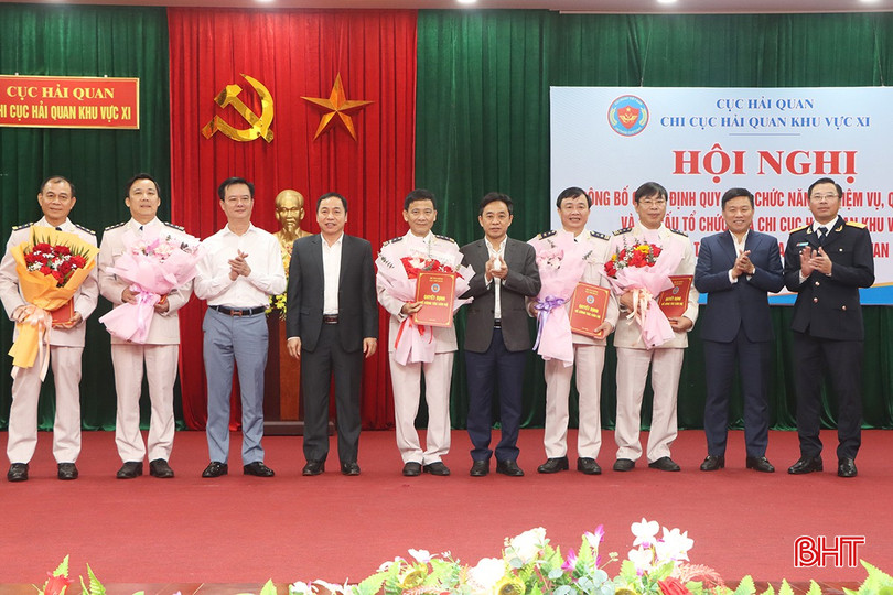 Lãnh đạo Cục Hải quan, lãnh đạo 2 tỉnh: Nghệ An, Hà Tĩnh trao quyết định bổ nhiệm các phó chi cục trưởng Chi cục Hải quan khu vực XI. bqbht_br_9645.jpg