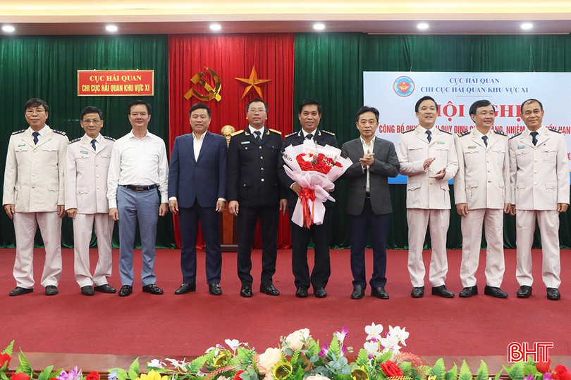 Lãnh đạo Cục Hải quan, lãnh đạo 2 tỉnh: Nghệ An, Hà Tĩnh tặng hoa chúc mừng tân Chi cục trưởng Chi cục Hải quan khu vực XI. bqbht_br_9655.jpg