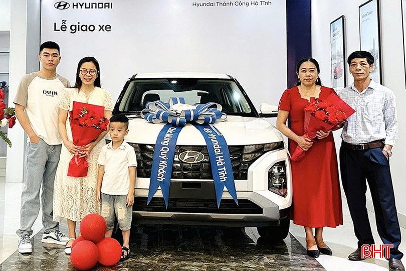 Khách hàng nhận xe tại Đại lý Hyundai Hà Tĩnh. 1.jpg