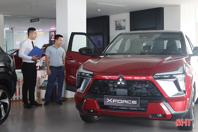 Khách hàng tìm hiểu xe tại đại lý Mitsubishi Kim Liên Hà Tĩnh. 1744.jpg