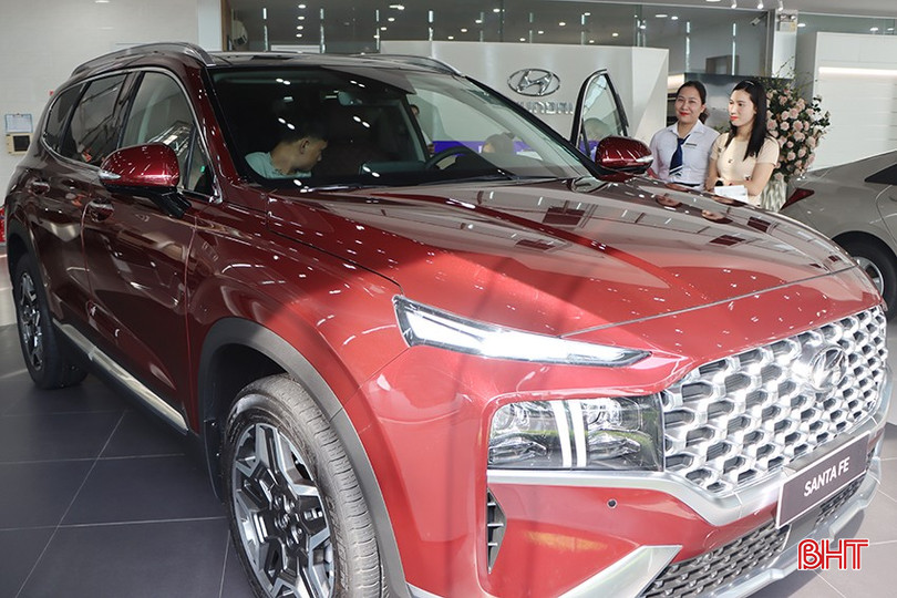 Hyundai Santafe đang được nhiều khách hàng quan tâm vì khuyến mãi sâu của hãng và giảm thuế trước bạ của Chính phủ. 1722.jpg