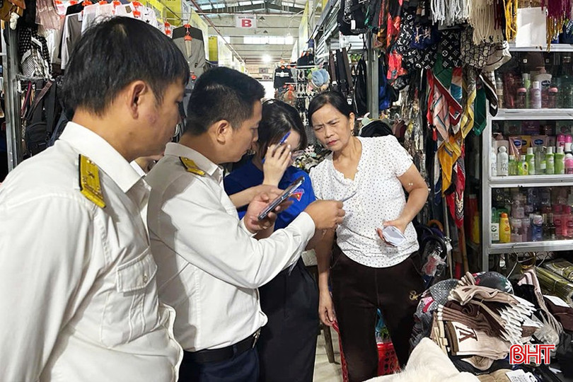 Cán bộ Chi cục Thuế khu vực Kỳ Anh hỗ trợ hộ kinh doanh tại Trung tâm Thương mại Phú Nhân Nghĩa cài đặt eTax Mobile. bqbht_br_1.jpg