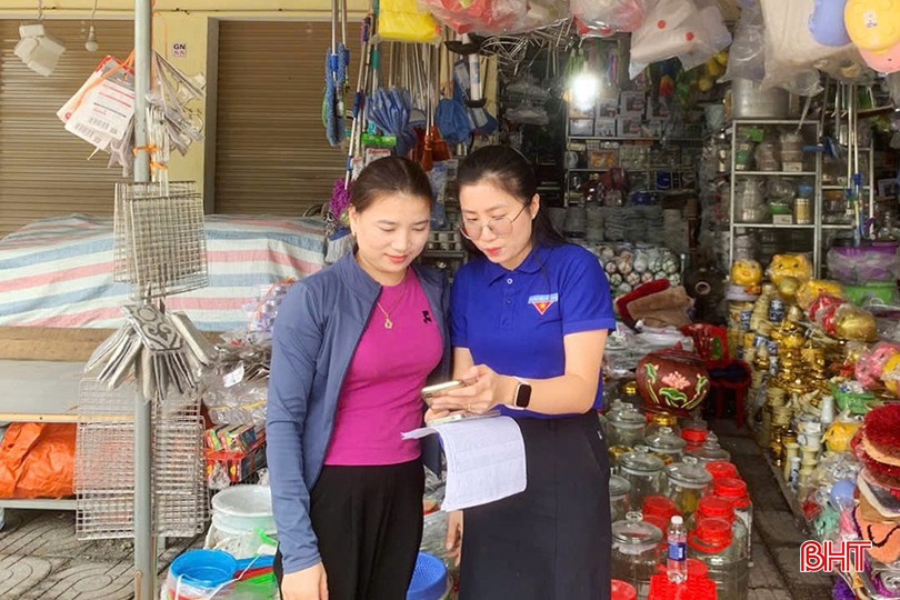 Đoàn thanh niên Cục Thuế Hà Tĩnh là lực lượng nòng cốt hỗ trợ người dân cài đặt thuế điện tử trên thiết bị di động. bqbht_br_2.jpg