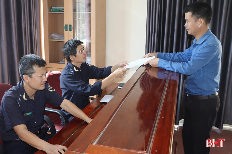 Cán bộ Hải quan Hà Tĩnh hỗ trợ doanh nghiệp mở tờ khai thông quan. bqbht_br_4942.jpg
