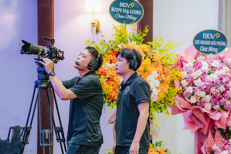 Anh Bùi Trung (người bên phải) – Quản lý NG Planner Wedding & Event cho rằng việc Bộ Tài chính đề xuất điều chỉnh lần này là điều mà người lao động đã chờ đợi từ lâu. bqbht_br_13x9kgwb-zuouoazc8nhru4mzgyrlrrhjw697-h522-p-k-nu-iv1.jpg