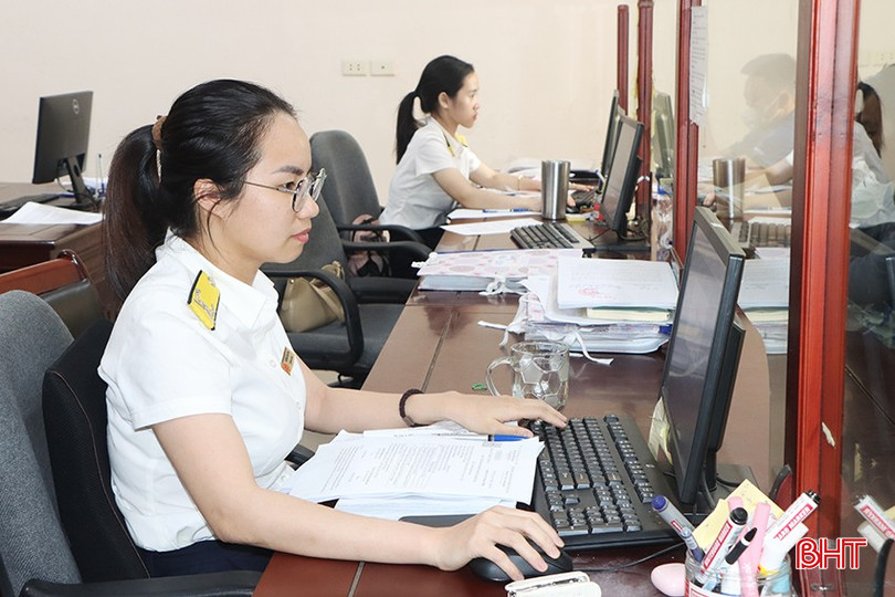 Cán bộ Thuế cơ sở 6 tỉnh Hà Tĩnh hỗ trợ người dân quyết toán thuế thu nhập cá nhân. bqbht_br_2.jpg