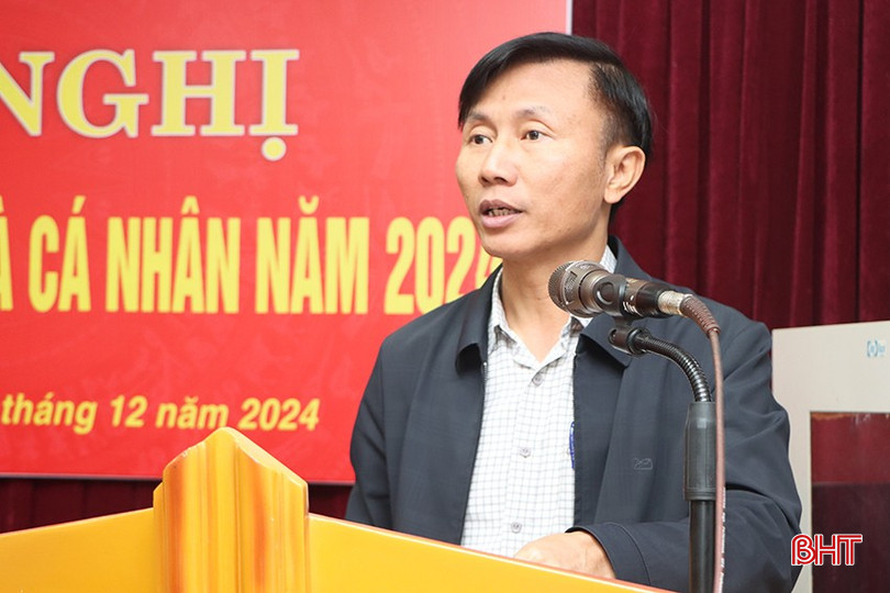 Trưởng ban Tổ chức Huyện ủy Cẩm Xuyên Trần Đình Hải báo cáo kiểm điểm sự lãnh đạo, chỉ đạo của tập thể Ban Thường vụ Huyện ủy Cẩm Xuyên năm 2024. bqbht_br_7288.jpg