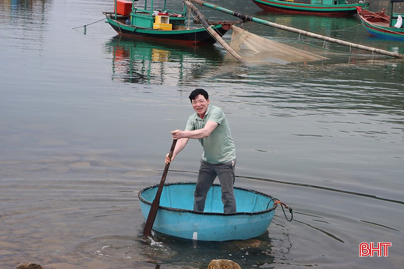 Do luồng lạch cạn, ngư dân Nguyễn Tâm Vinh ở thôn Xuân Nam , xã Cẩm Nhượng phải di chuyển bằng thuyền thúng ra tàu thuyền đậu xa cách bờ hơn 400m. bqbht_br_a3.jpg