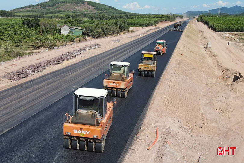 Nhà thầu tập trung máy móc thiết bị thi công rải thảm cao tốc Bắc - Nam đoạn qua huyện Cẩm Xuyên. bqbht_br_0989.jpg