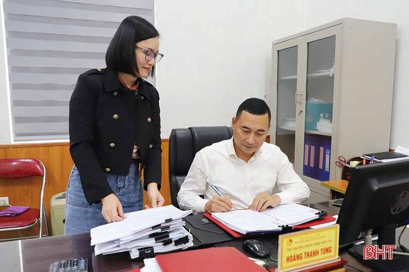 Phòng Kiểm soát chi, KBNN Hà Tĩnh tập trung ký hồ sơ thanh toán cuối năm. bqbht_br_1-158.jpg