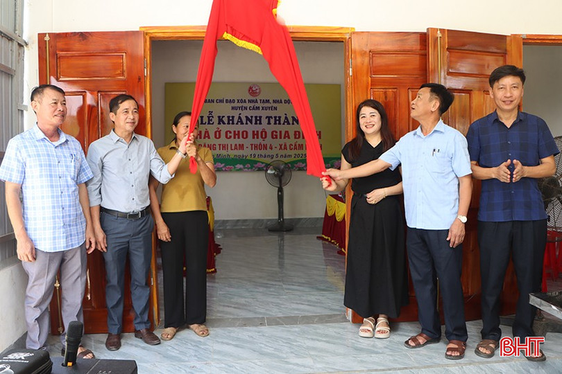 Cắt băng khánh thành nhà đại đoàn kết cho bà Đặng Thị Lam ở xã Cẩm Minh.