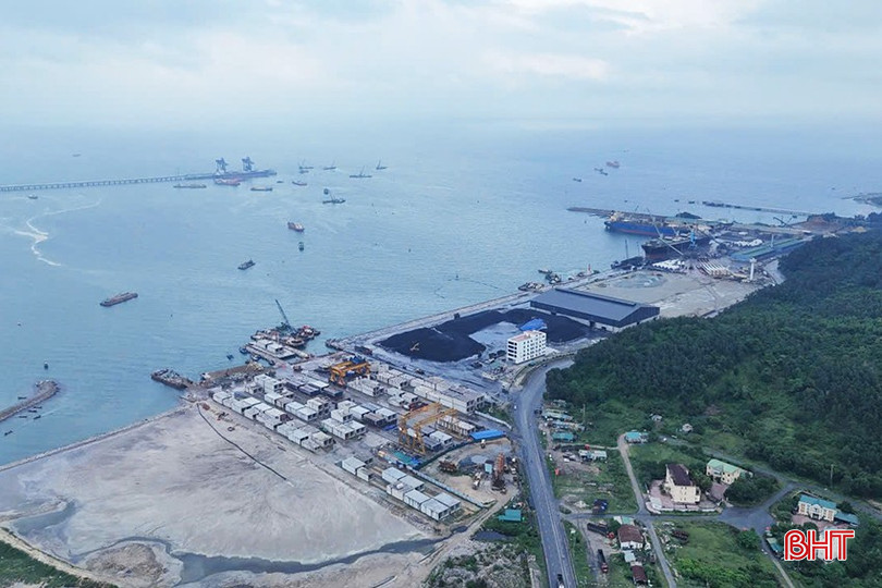 Các cơ quan tài chính đóng trụ sở chính tại Hà Tĩnh đang vận hành thông suốt để đảm bảo duy trì nhịp độ phát triển kinh tế. (Trong ảnh: Duy trì nhịp điệu sôi động tại cảng Vũng Áng Hà Tĩnh) bqbht_br_5.jpg