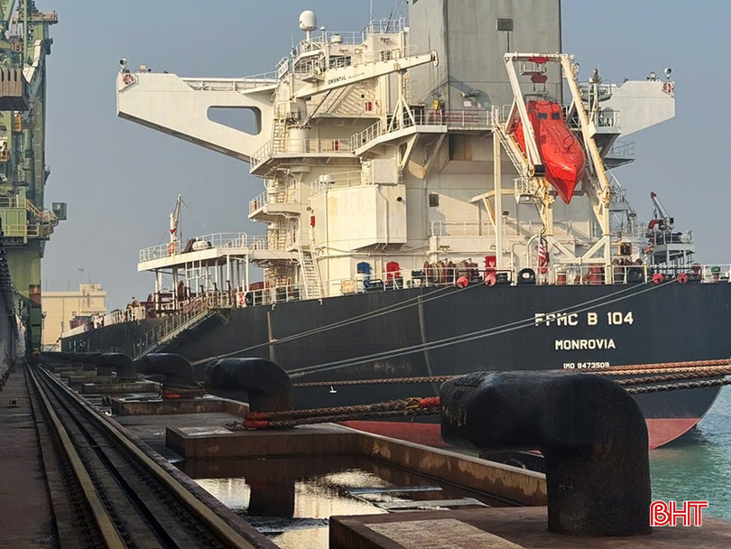 Tàu FPMC B104 Monrovia (quốc tịch Liberia) vào nhập khẩu than cho Công ty TNHH Gang thép Hưng Nghiệp Formosa Hà Tĩnh trong những ngày nghỉ tết Nguyên đán. bqbht_br_1.jpg