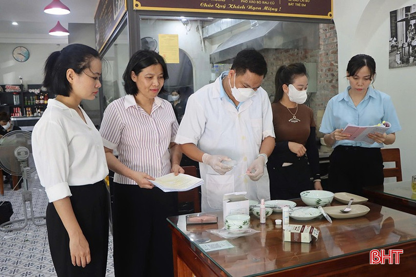Chi cục An toàn vệ sinh thực phẩm tỉnh Hà Tĩnh kiểm tra tại cơ sở kinh doanh Phở Bát Đàn (TP Hà Tĩnh) bqbht_br_image-123650291-5.jpg