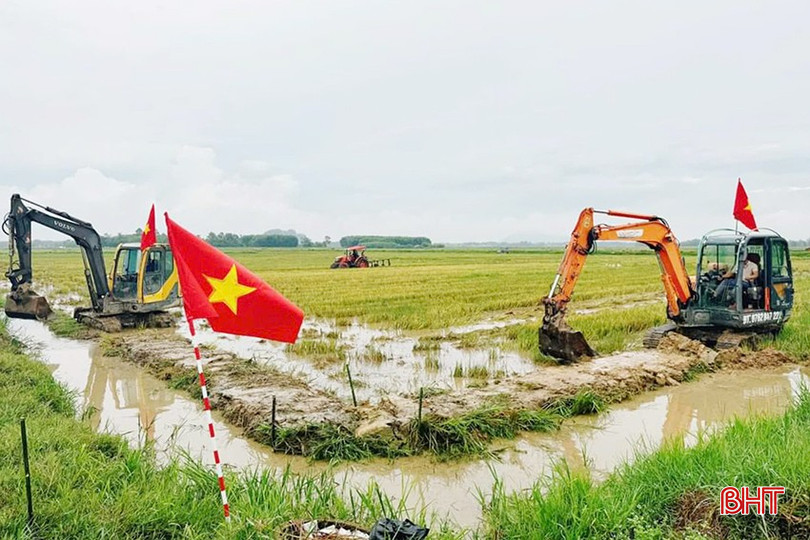 Cờ Tổ quốc "phủ" trên cánh đồng xã Nam Phúc Thăng, tạo khí thế ra quân chuyển đổi ruộng đất sôi nổi. 2.jpg