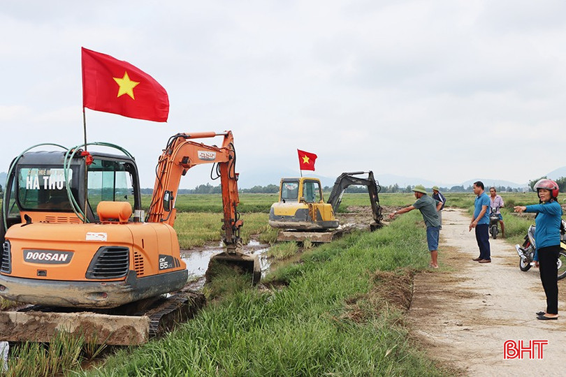 Máy xúc đào đắp bờ vùng, bờ thửa trên cánh đồng Sim của thôn Trung Đông, xã Nam Phúc Thăng. 2430.jpg